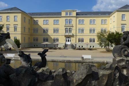 Blick vom Neptunbrunnen auf Haus N